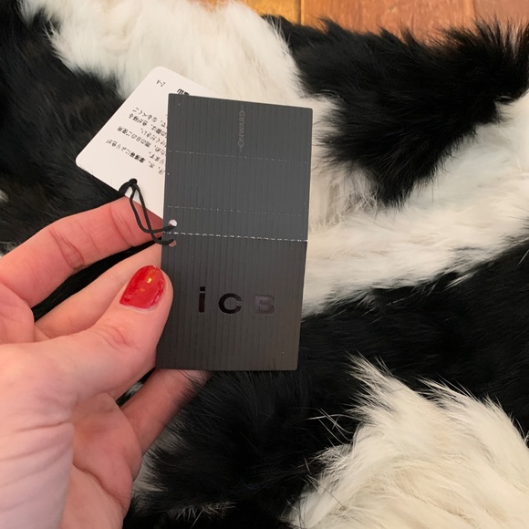 NWT ICB Black White Striped Rabbit Fur Circle Scarf - Picture 3 of 5